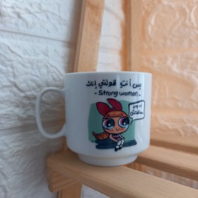 فنجان قهوة بعبارة ( سترونج إندبندنت )