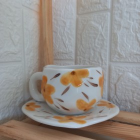 كوب هاندميد مع صحن بنقشة ورد برتقالي