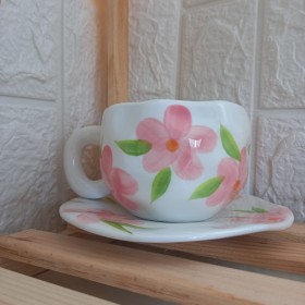 كوب هاندميد مع صحن بنقشة ورد زهري