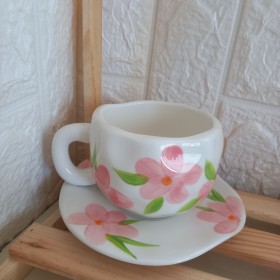 كوب هاندميد مع صحن بنقشة ورد زهري