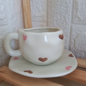 كوب هاندميد مع صحن بنقشة القلوب